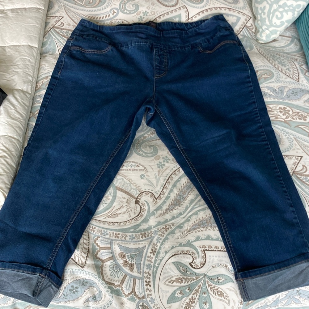 Slim-station 16W pull-on cropped Capri pants